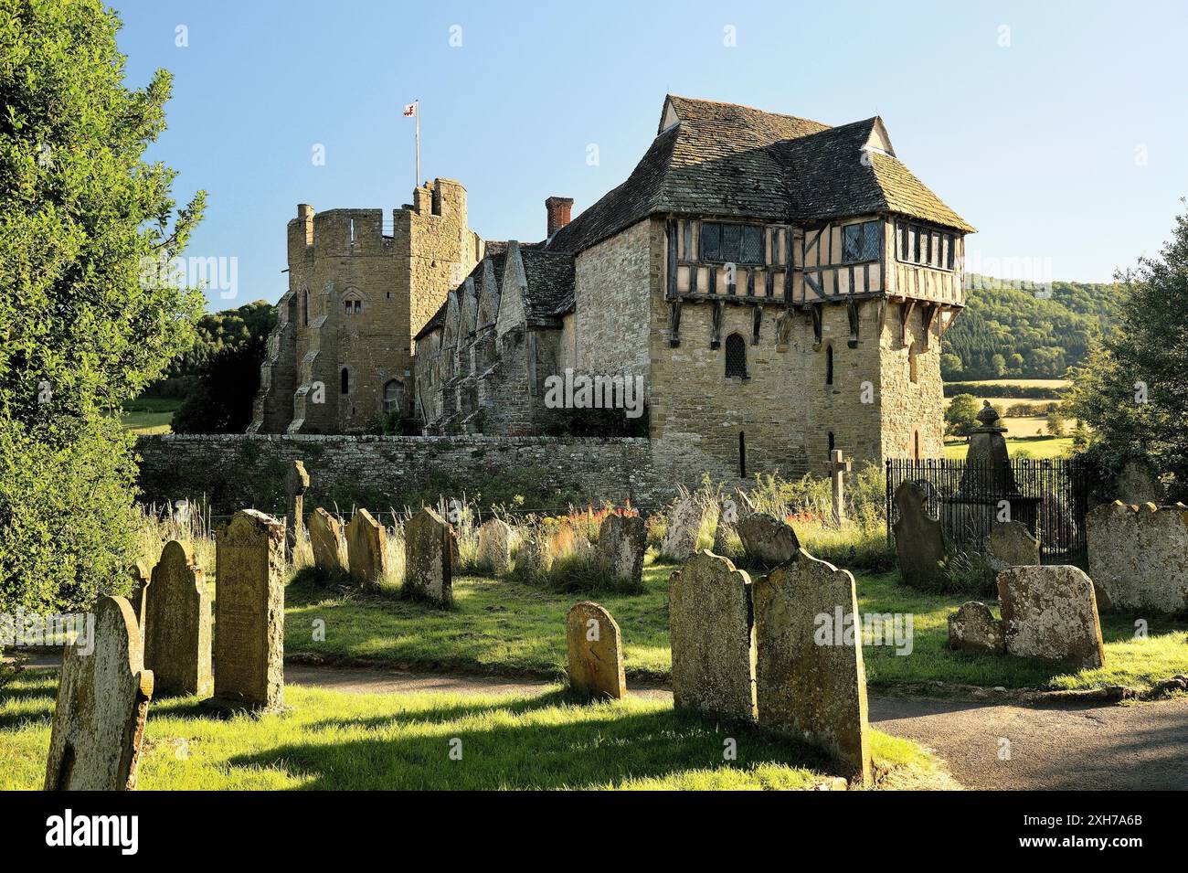 Stokesay Castle 13C, Craven Arms, Shropshire Angleterre de Église de Saint-Jean. La Tour Nord, à colombages, Salle de banquet, Tour Sud Banque D'Images