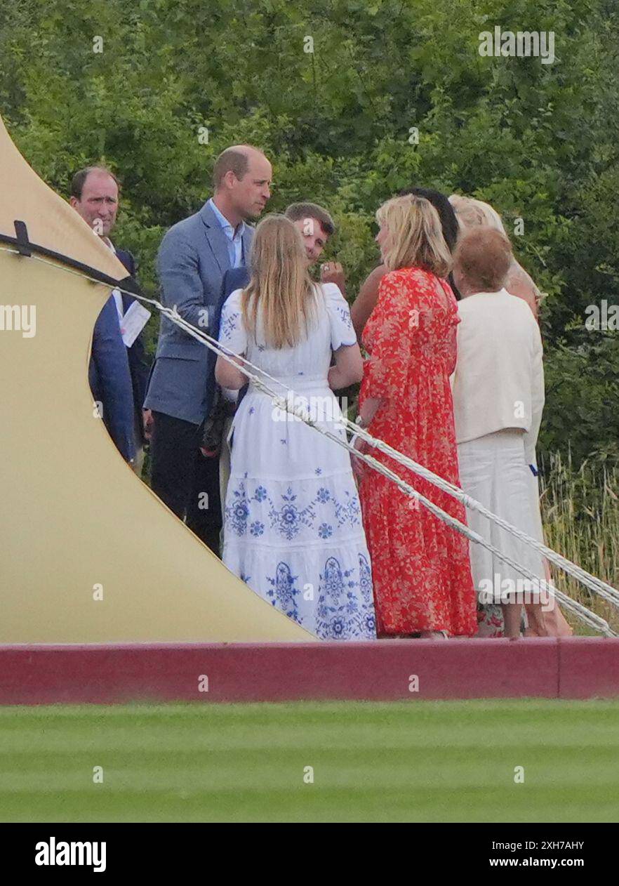 Le Prince de Galles s'adresse aux invités devant la tente d'accueil de l'association US Polo lors de la Out-Sourcing Inc Royal Charity Polo Cup 2023 au Guards Polo Club de Windsor, Berkshire. Date de la photo : vendredi 12 juillet 2024. Banque D'Images