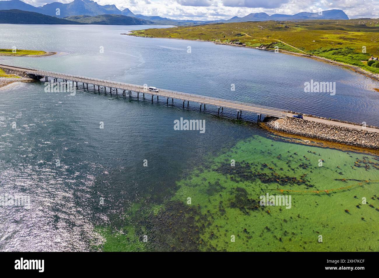 Kyle of Tongue Sutherland Écosse le pont-jetée et l'île et regardant vers Ben Loyal et espoir avec un ciel d'été au-dessus du lac de la mer Banque D'Images