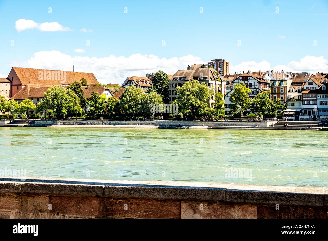 Rhin à Bâle avec des bâtiments pittoresques à la Promenade Banque D'Images