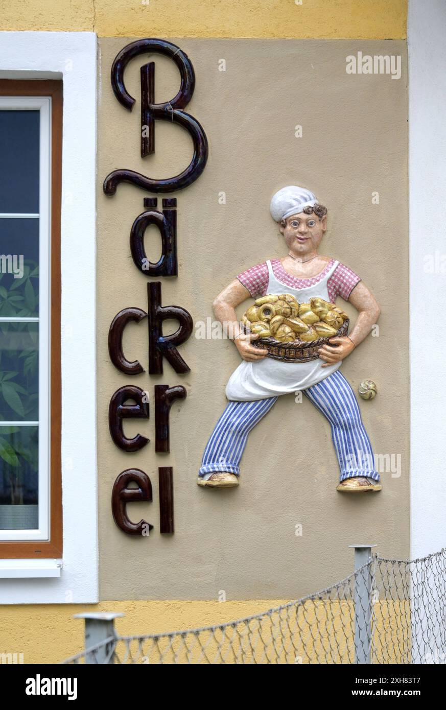 Mit Ki geführte Stadtwanderung durch Bad Ischl im Rahmen der Kulturhauptstadt Bad Ischl 2024, AM 02.07.2024. DAS Bild zeigt ein Zunftzeichen aus Keramik, Am Haus einer ehemaligen Bäckerei in Bad Ischl 2024 - mit Ki geführte Stadtwanderung durch Bad Ischl im Rahmen der Kulturhauptstadt Bad Ischl 2024, Am 02.07.2024. *** Visite guidée de la ville à Bad Ischl avec Ki dans le cadre de la capitale de la culture Bad Ischl 2024, le 02 07 2024 la photo montre un signe de guilde en céramique, dans la maison d'une ancienne boulangerie à Bad Ischl 2024 visite guidée de la ville à Bad Ischl avec Ki dans le cadre de la capitale du culte Banque D'Images