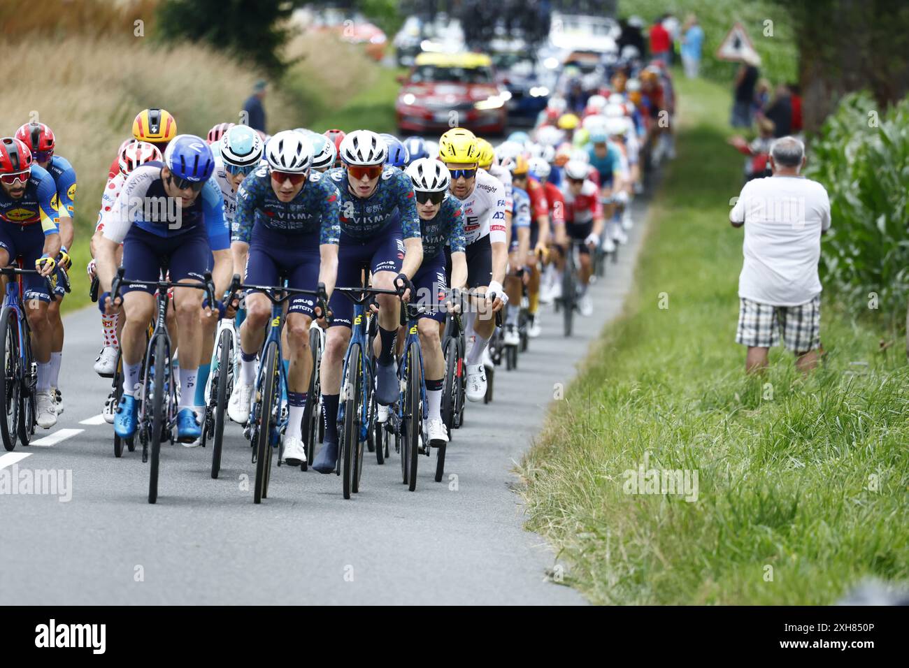 Pau, France. 12 juillet 2024. Coureurs photographiés en action lors de l'étape 13 du Tour de France 2024, d'Agen à Pau, France (165, 3 km) le vendredi 12 juillet 2024. La 111ème édition du Tour de France débute le samedi 29 juin et se termine à Nice le 21 juillet. BELGA PHOTO POOL Jan DE MEULENEIR crédit : Belga News Agency/Alamy Live News Banque D'Images