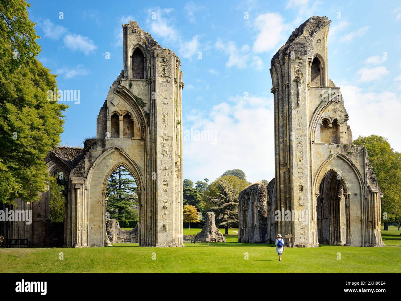 Abbaye de Glastonbury, Somerset, Angleterre. Voir à l'est de la nef à travers les arches en ruine à la chorale Banque D'Images