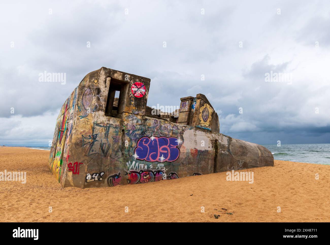 Labenne, Landes, France - 07 03 2024 : Street art sur un blockhaus du mur de l'Atlantique Banque D'Images