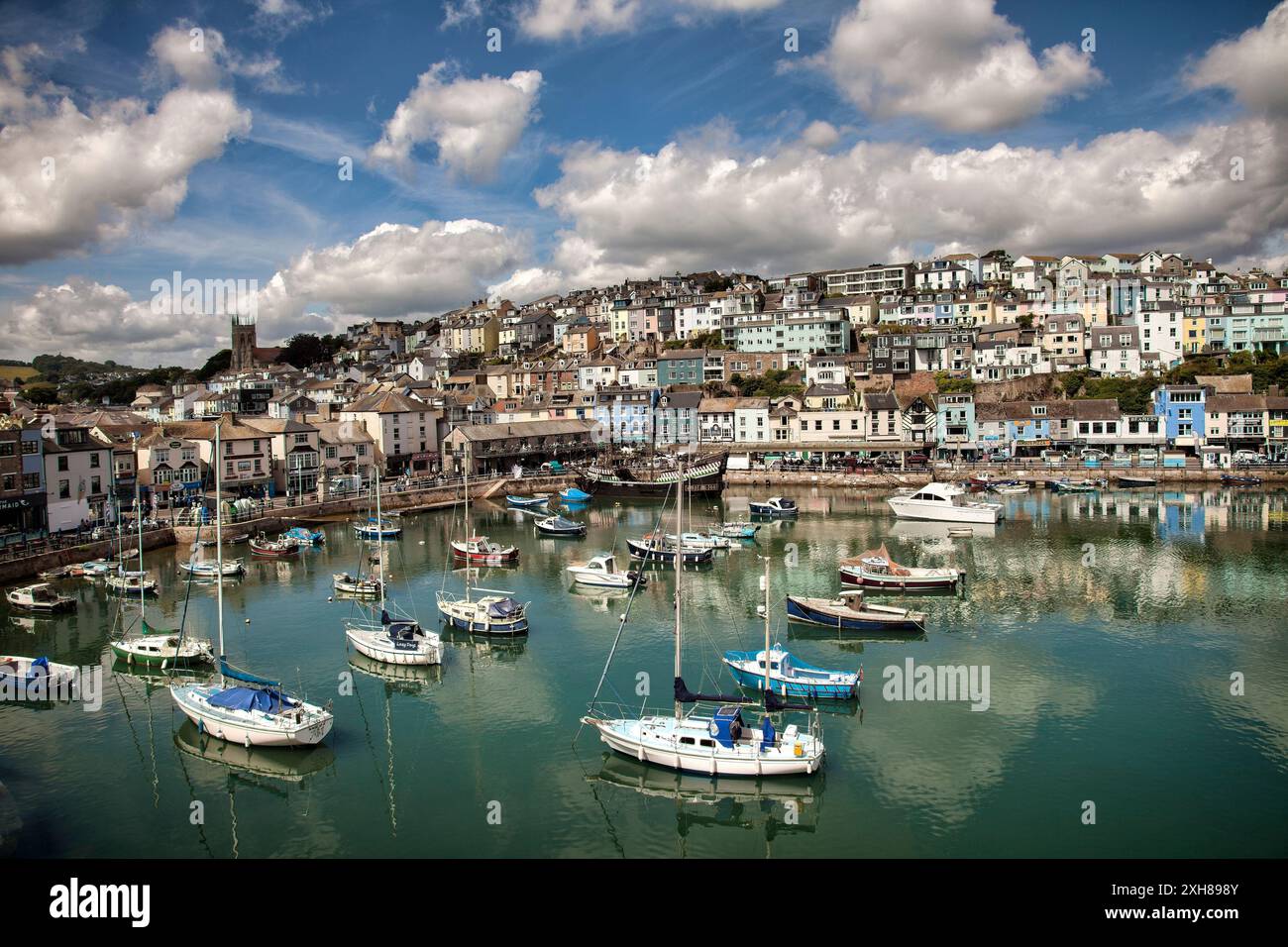 GB - DEVON : populaire port et village de Brixham © Edmund Nagele F.R.P.S. Banque D'Images