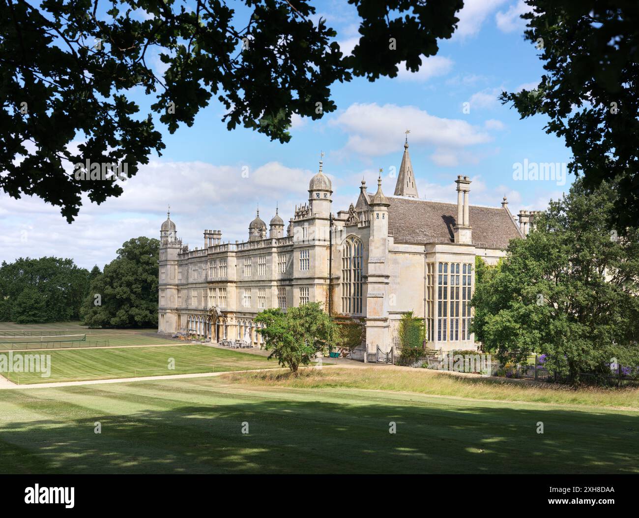Coin sud-est de Burghley House, un manoir du XVIe siècle construit par William Cecil, ministre en chef de la reine Elizabeth I. Banque D'Images