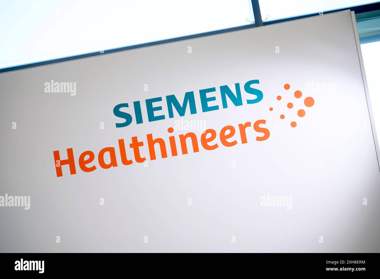 DAS logo von Siemens Healthineers beim Besuch von Bundeskanzler Olaf Scholz SPD im Werk der Siemens Healthineers AG, Erlangen. Themenbild, Symbolbild Erlangen, 08.07.2024 Bayern Deutschland *** le logo Siemens Healthineers lors de la visite du chancelier allemand Olaf Scholz SPD à l'usine Siemens Healthineers AG à Erlangen image thématique, image symbolique Erlangen, 08 07 2024 Bavière Allemagne Copyright : xDwixAnoraganingrumx Banque D'Images