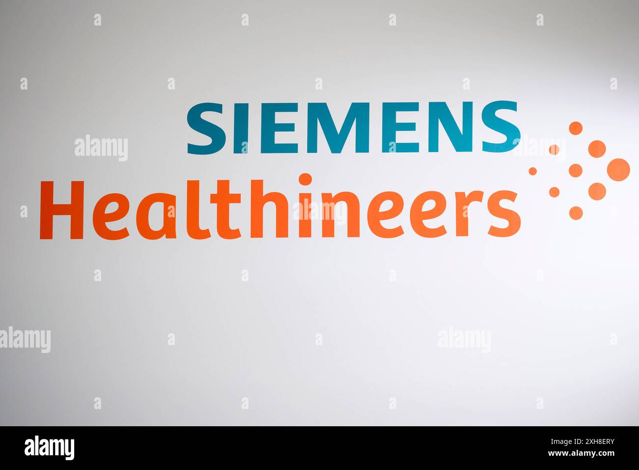 DAS logo von Siemens Healthineers beim Besuch von Bundeskanzler Olaf Scholz SPD im Werk der Siemens Healthineers AG, Erlangen. Themenbild, Symbolbild Erlangen, 08.07.2024 Bayern Deutschland *** le logo Siemens Healthineers lors de la visite du chancelier allemand Olaf Scholz SPD à l'usine Siemens Healthineers AG à Erlangen image thématique, image symbolique Erlangen, 08 07 2024 Bavière Allemagne Copyright : xDwixAnoraganingrumx Banque D'Images