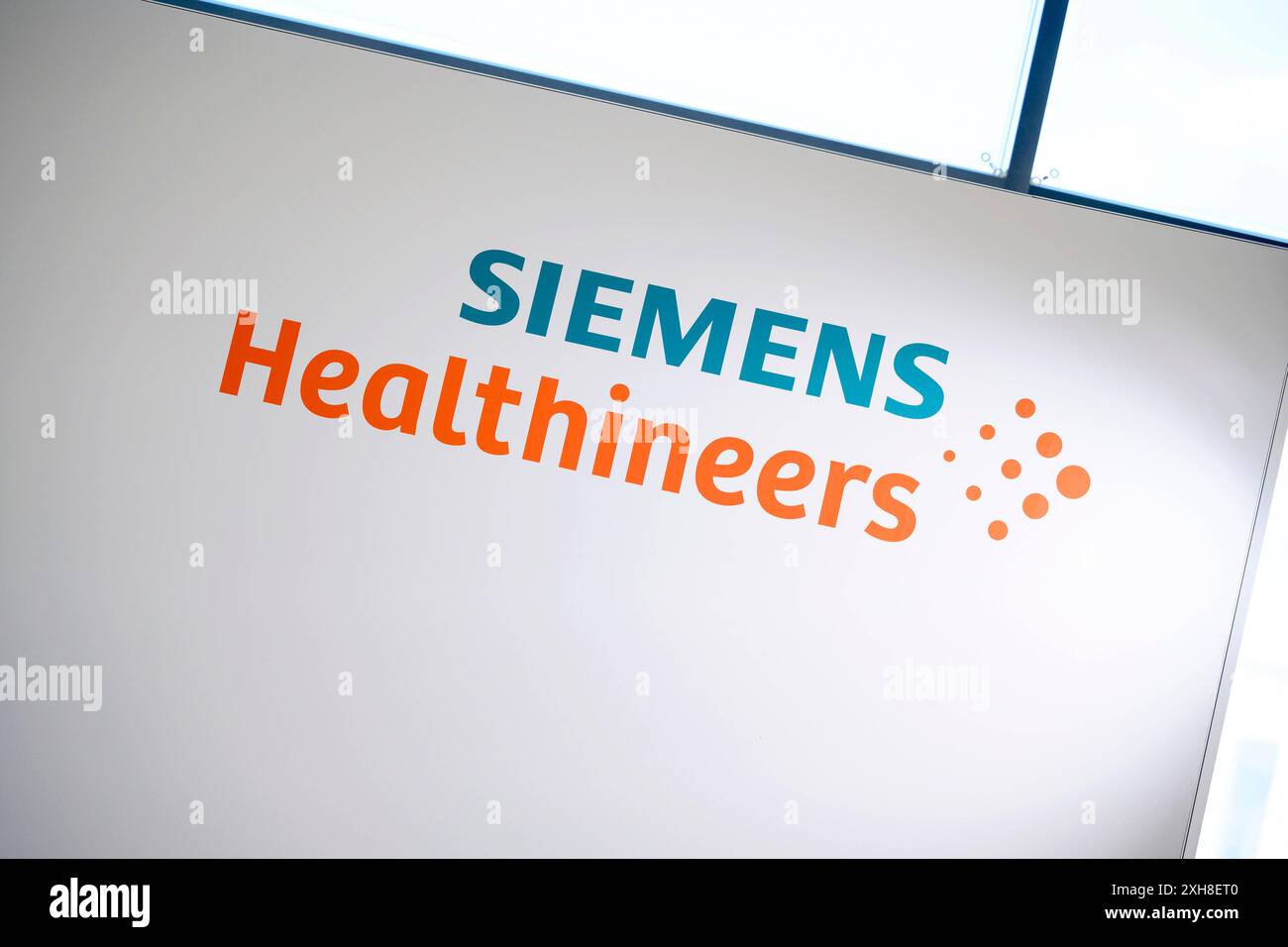 DAS logo von Siemens Healthineers beim Besuch von Bundeskanzler Olaf Scholz SPD im Werk der Siemens Healthineers AG, Erlangen. Themenbild, Symbolbild Erlangen, 08.07.2024 Bayern Deutschland *** le logo Siemens Healthineers lors de la visite du chancelier allemand Olaf Scholz SPD à l'usine Siemens Healthineers AG à Erlangen image thématique, image symbolique Erlangen, 08 07 2024 Bavière Allemagne Copyright : xDwixAnoraganingrumx Banque D'Images