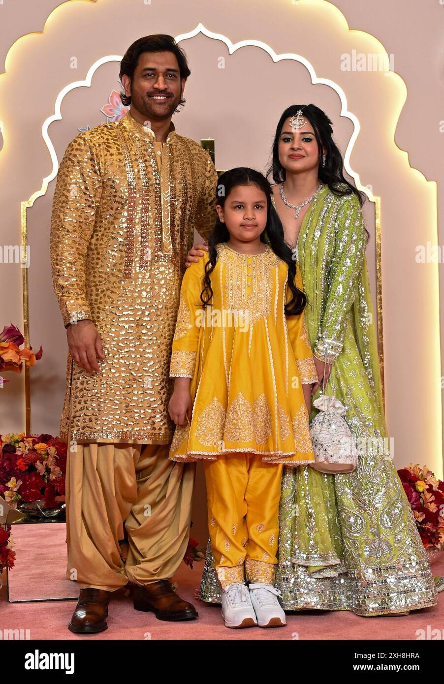 Mumbai, Inde. 12 juillet 2024. MUMBAI, INDE - 12 JUILLET : le joueur de cricket indien MS Dhoni et sa famille assistent à la cérémonie de mariage d'Anant Ambani et Radhika Merchant au Jio World Convention Centre, BKC, le 12 juillet 2024 à Mumbai, Inde. (Photo de Raju Shinde/Hindustan Times/Sipa USA) crédit : Sipa USA/Alamy Live News Banque D'Images