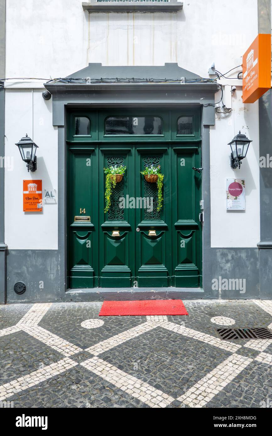 Open Door Loft et Suites avec portes vertes et plantes à Ponta Delgada, île de Sao Miguel, les Açores Banque D'Images