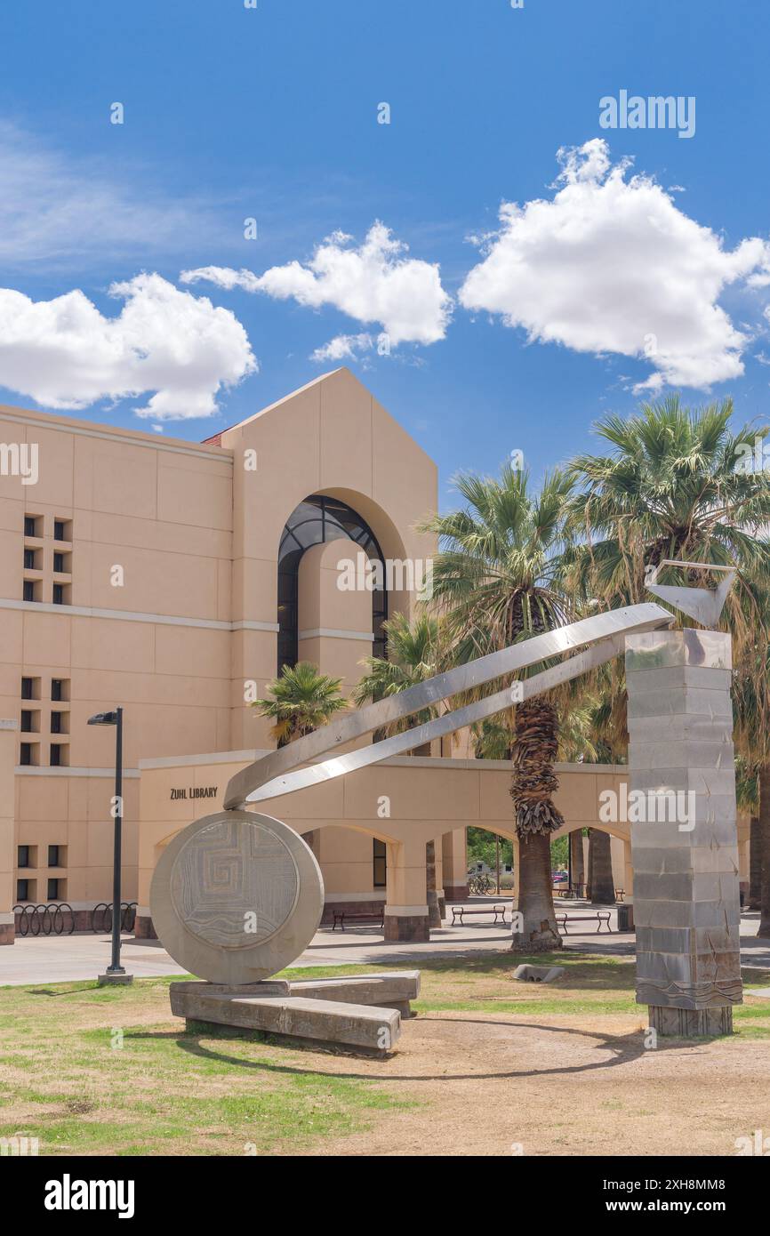 LAS CRUCES, NM, États-Unis - 16 MAI 2024 : la quête de la sculpture de la connaissance à l'Université d'État du Nouveau-Mexique. Banque D'Images