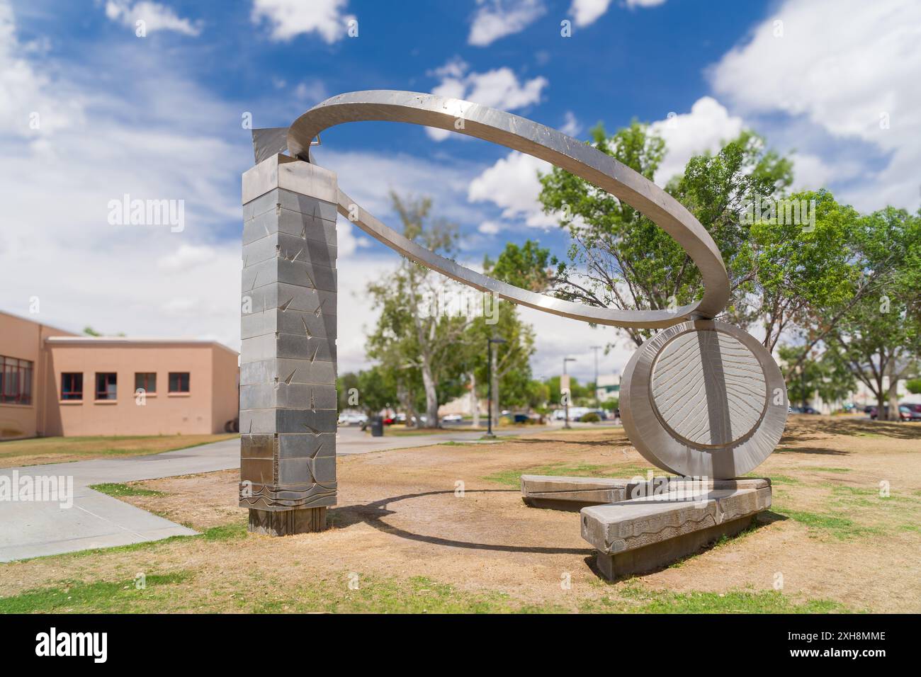 LAS CRUCES, NM, États-Unis - 16 MAI 2024 : la quête de la sculpture de la connaissance à l'Université d'État du Nouveau-Mexique. Banque D'Images