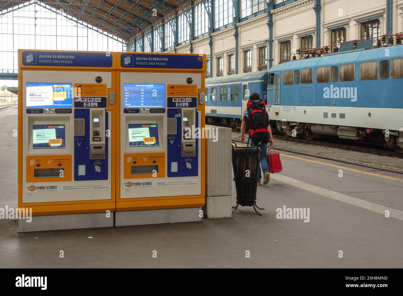 Distributeurs de billets de train à la gare de Nyugati à Budapest Banque D'Images