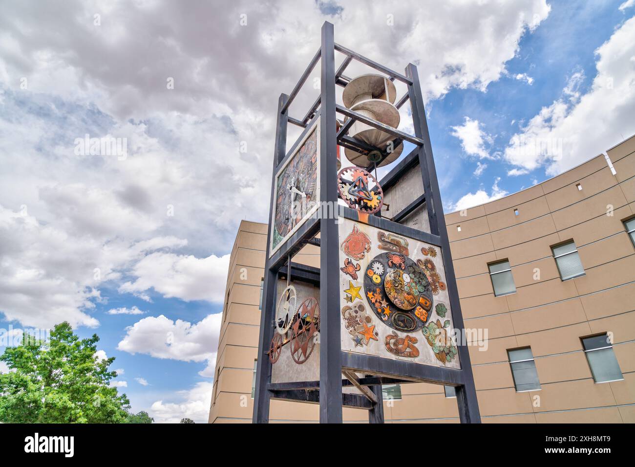 LAS CRUCES, NM, États-Unis - 16 MAI 2024 : horloge des rêves, sculpture à l'Université d'État du Nouveau-Mexique. Banque D'Images