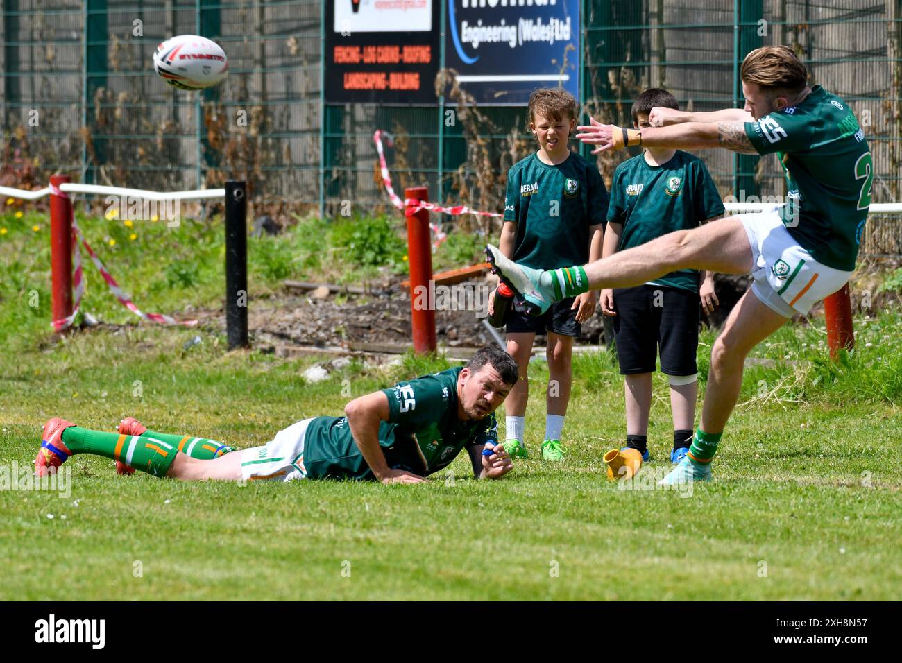 Port Talbot, pays de Galles. 6 juillet 2024. Ryan Pugh d'Aberavon Fighting Irish lance une conversion alors que son coéquipier Lloyd Allen regarde le match de la conférence JES Group Rugby League entre Aberavon Fighting Irish et Torfaen Tigers à Aberavon Harlequins RFC à Port Talbot, pays de Galles, Royaume-Uni, le 6 juillet 2024. Crédit : Duncan Thomas/Majestic Media. Banque D'Images