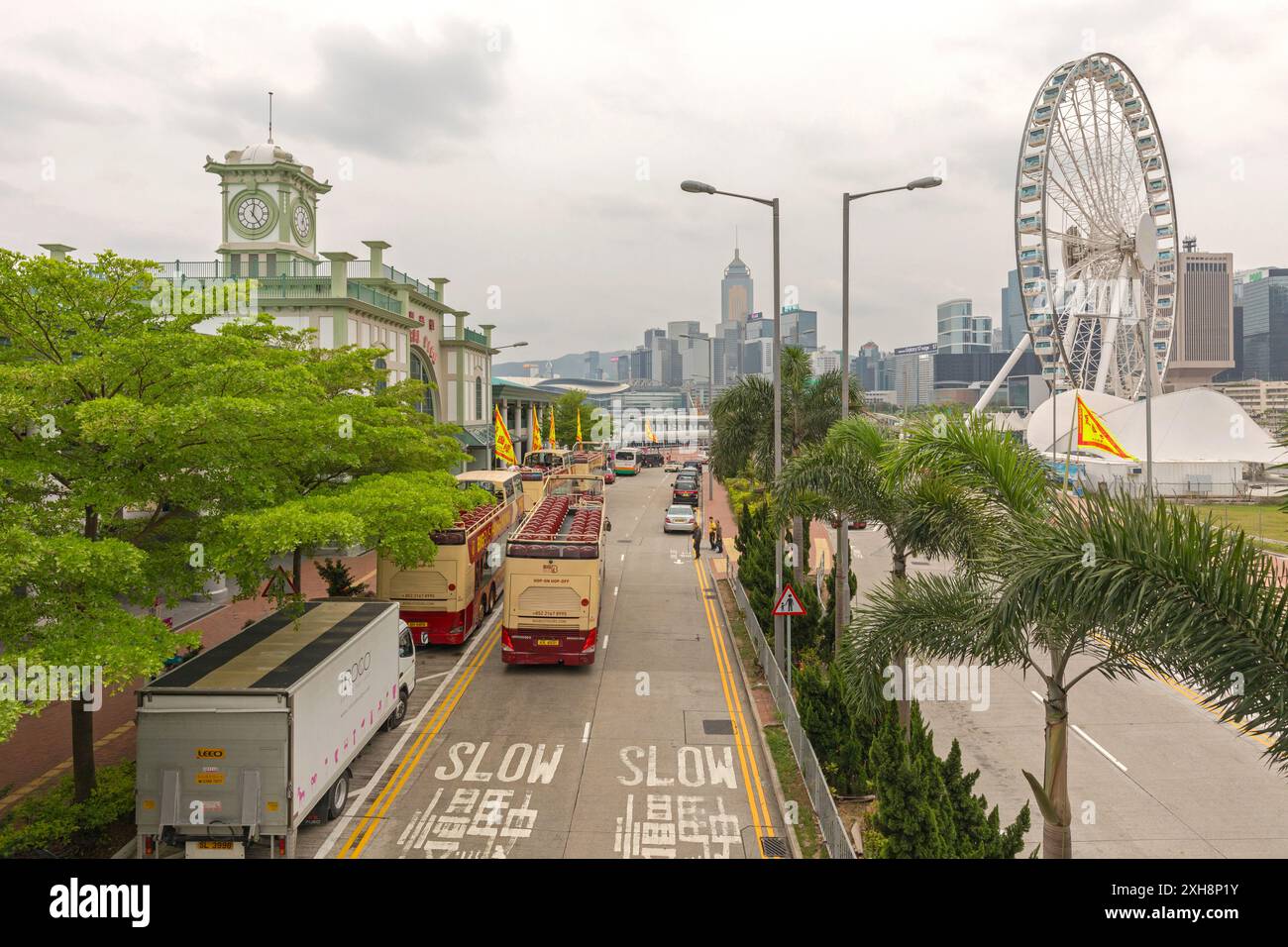 Hong Kong, Chine - 23 avril 2017 : bus touristique à arrêts multiples à la gare routière de Central Pier et visite de la ville de la roue d'observation le printemps. Banque D'Images