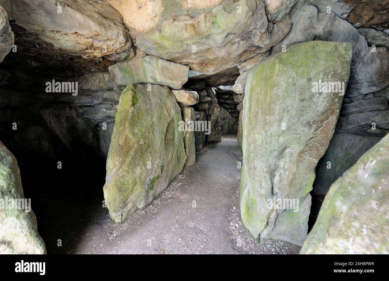 West Kennet Long Barrow sépulture néolithique préhistorique près d'Avebury, Wiltshire, Angleterre. L'allée centrale avec le côté et fin chambers Banque D'Images