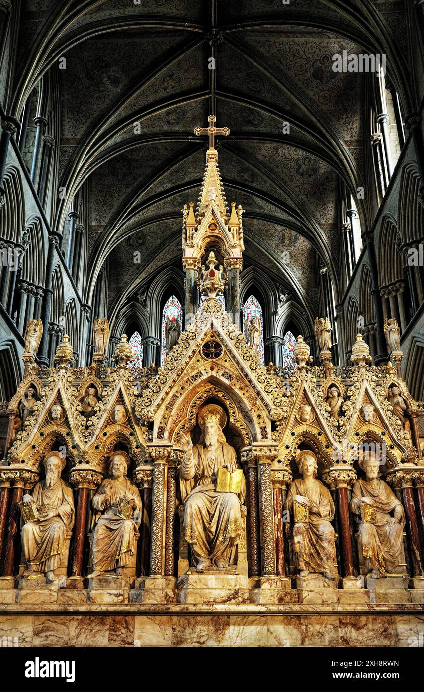 Cathédrale de Worcester, Angleterre. Sculpture complexe du maître-autel avec la fenêtre est derrière Banque D'Images
