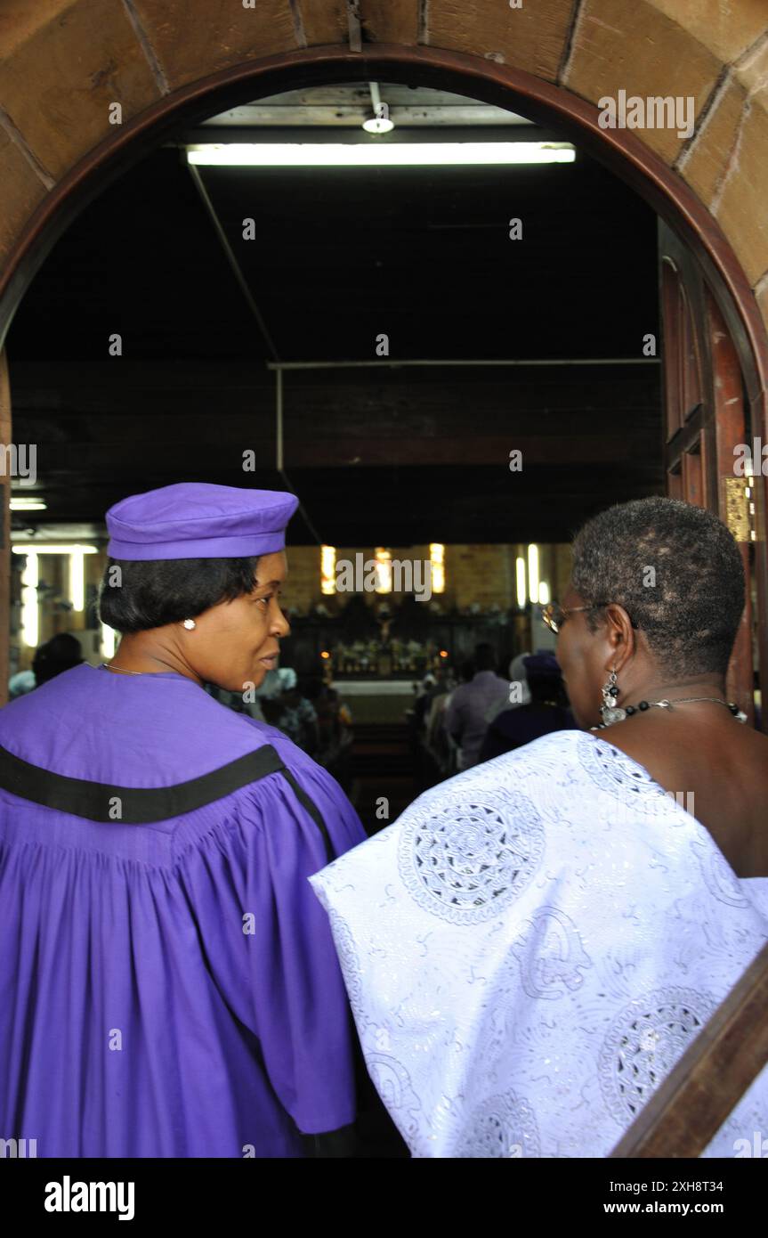 Service religieux à la cathédrale de la Sainte Trinité, Accra, Ghana - paroissiens portant une tenue spéciale pour les services religieux beaux chapeaux violets et robes; Banque D'Images