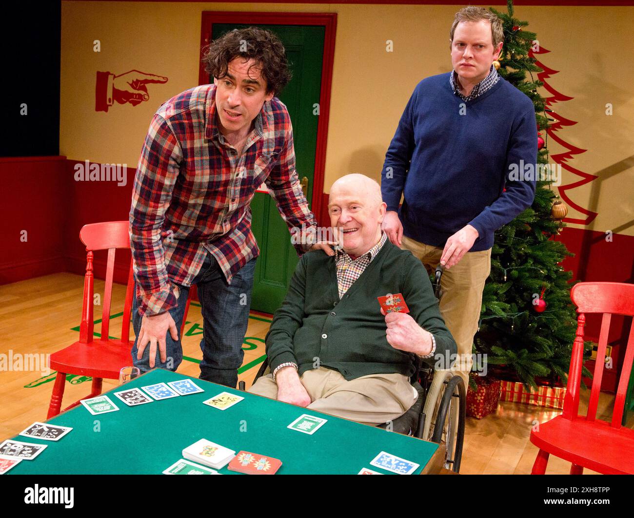 de gauche à droite : Stephen Mangan (Adam), John Rogan (Francis), Miles Jupp (Matthew), Deborah Findlay (Edith) dans RULES FOR LIVING de Sam Holcroft au Dorfman Theatre, National Theatre, Londres SE1 24/03/2015 design : Chloe Lamford éclairage : Neil Austin réalisateur : Marianne Elliott Banque D'Images