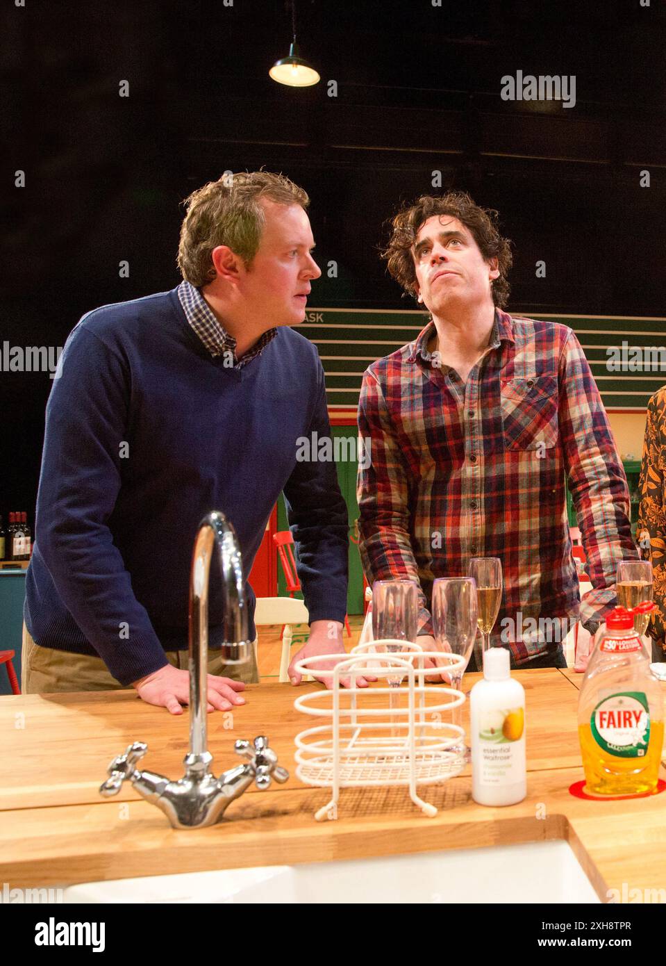 de gauche à droite : Miles Jupp (Matthew), Stephen Mangan (Adam) dans RULES FOR LIVING de Sam Holcroft au Dorfman Theatre, National Theatre, Londres SE1 24/03/2015 design : Chloe Lamford éclairage : Neil Austin réalisateur : Marianne Elliott Banque D'Images