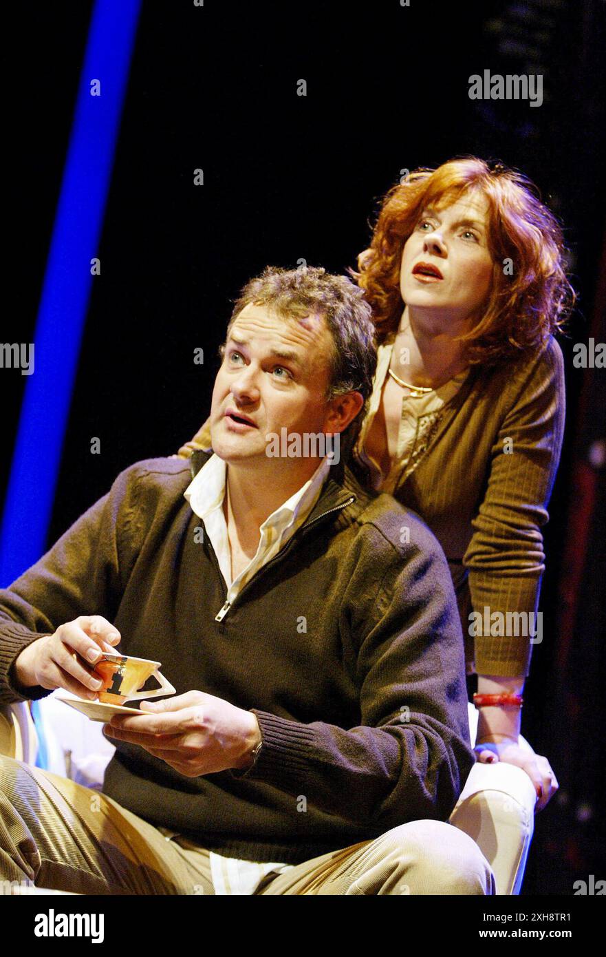 Hugh Bonneville (Martin Phillips), Siobhan Redmond (Charlotte Gardner) aux États-Unis ET EUX par Tamsin Oglesby au Hampstead Theatre, Londres NW3 28/05/2003 design : Matthew Wright éclairage : Jason Taylor réalisateur : Jennie Darnell Banque D'Images