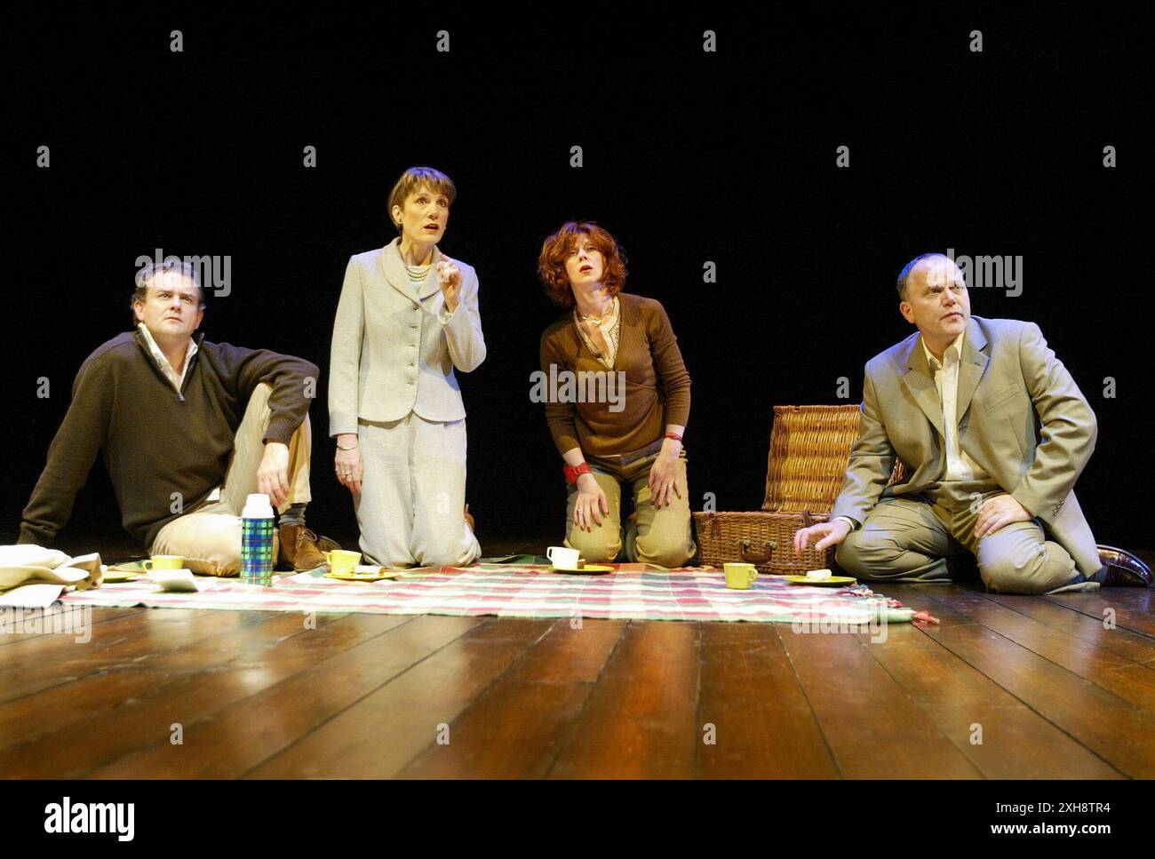 de gauche à droite : Hugh Bonneville (Martin Phillips), Harriet Walter (Lori Marshall), Siobhan Redmond (Charlotte Gardner), Matthew Marsh (Ed Marshall) aux États-Unis ET EUX par Tamsin Oglesby au Hampstead Theatre, Londres NW3 28/05/2003 design : Matthew Wright éclairage : Jason Taylor réalisateur : Jennie Darnell Banque D'Images