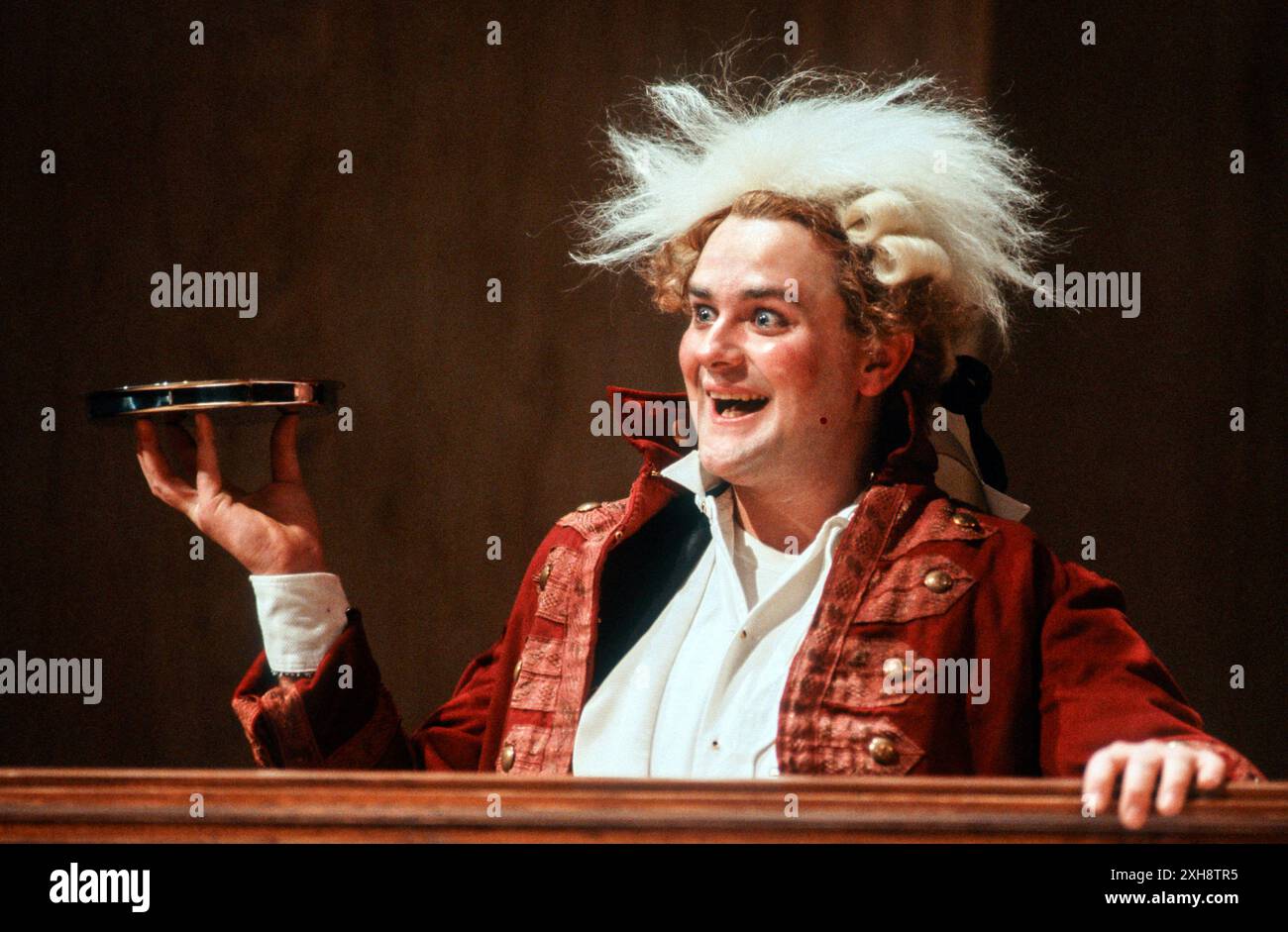 Hugh Bonneville (Sir Samuel Hearty) dans LE VIRTUOSE de Thomas Shadwell à la Royal Shakespeare Company (RSC), Swan Theatre, Stratford-upon-Avon 28/03/1991 musique : Gary Yershon design : Anthony Ward éclairage : Wayne Dowdeswell mouvement : Sue Lefton réalisateur : Phyllida Lloyd Banque D'Images