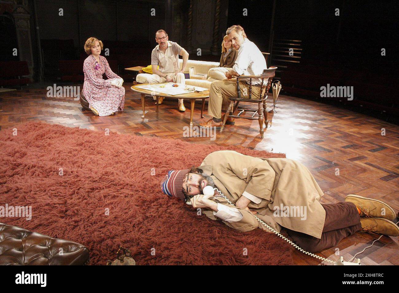 Avant-plan : Stephen Mangan (Norman) arrière, de gauche à droite : Amanda Root (Sarah), Paul Ritter (Reg), Jessica Hynes (Annie), Ben Miles (Tom) dans LES CONQUÊTES NORMANDES - VIVRE ENSEMBLE par Alan Ayckbourn au Old Vic Theatre, Londres SE1 06/10/2008 design : Rob Howell éclairage : David Howe réalisateur : Matthew Warchus Banque D'Images