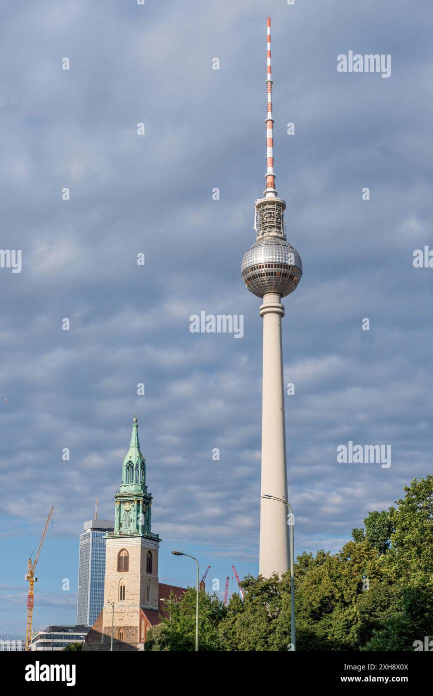 La célèbre tour de télévision à Berlin avec la tour de la Marienkirche à Alexanderplatz Banque D'Images