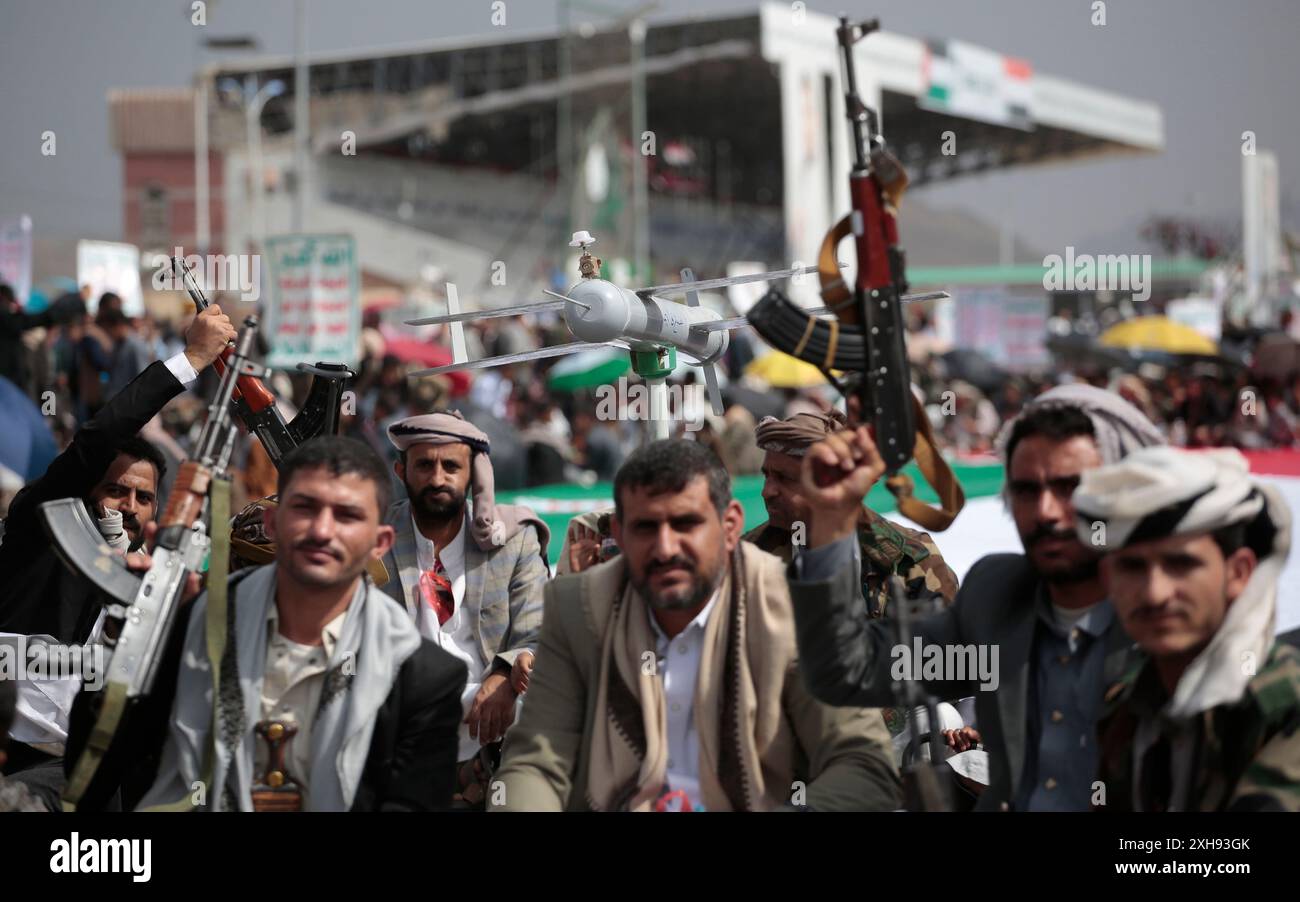 Des partisans houthis manifestent contre les États-Unis et Israël, à Sanaa, Yémen, le 12 juillet 2024. Hamza Ali crédit : Hamza Ali/Alamy Live News Banque D'Images