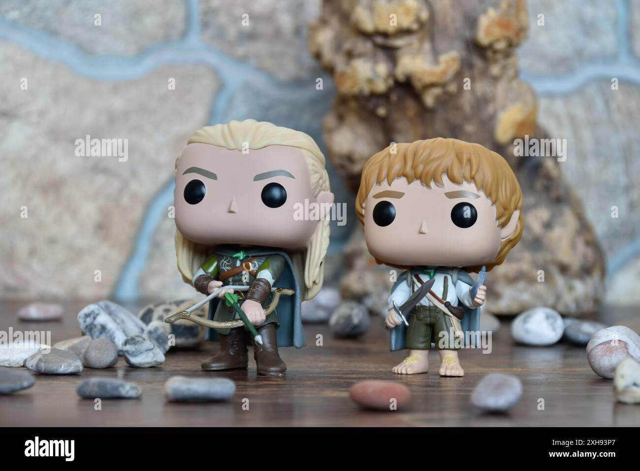 Funko Pop figurines d'Elf Legolas et hobbit Sam du film fantastique le Seigneur des anneaux. Guerriers tenant épée, arc et flèche, arbre, pierres. Banque D'Images