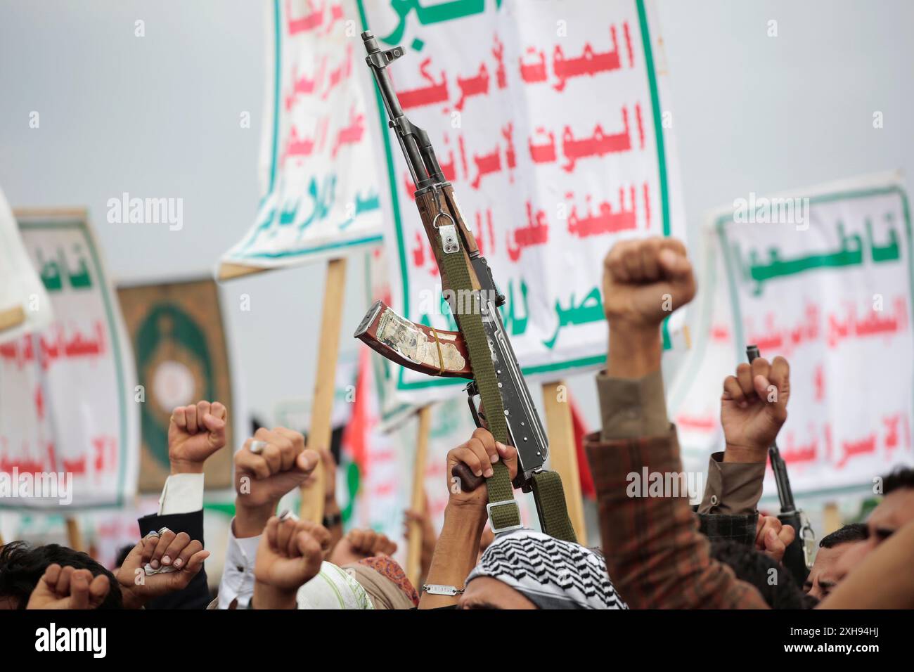 Des partisans houthis manifestent contre les États-Unis et Israël, à Sanaa, Yémen, le 12 juillet 2024. Hamza Ali crédit : Hamza Ali/Alamy Live News Banque D'Images