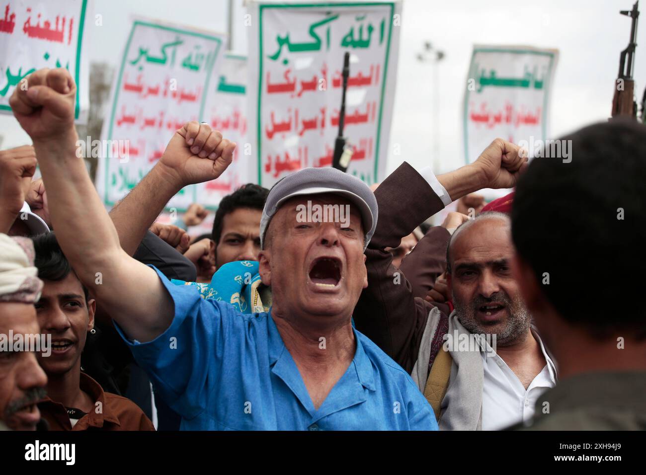 Des partisans houthis manifestent contre les États-Unis et Israël, à Sanaa, Yémen, le 12 juillet 2024. Hamza Ali crédit : Hamza Ali/Alamy Live News Banque D'Images