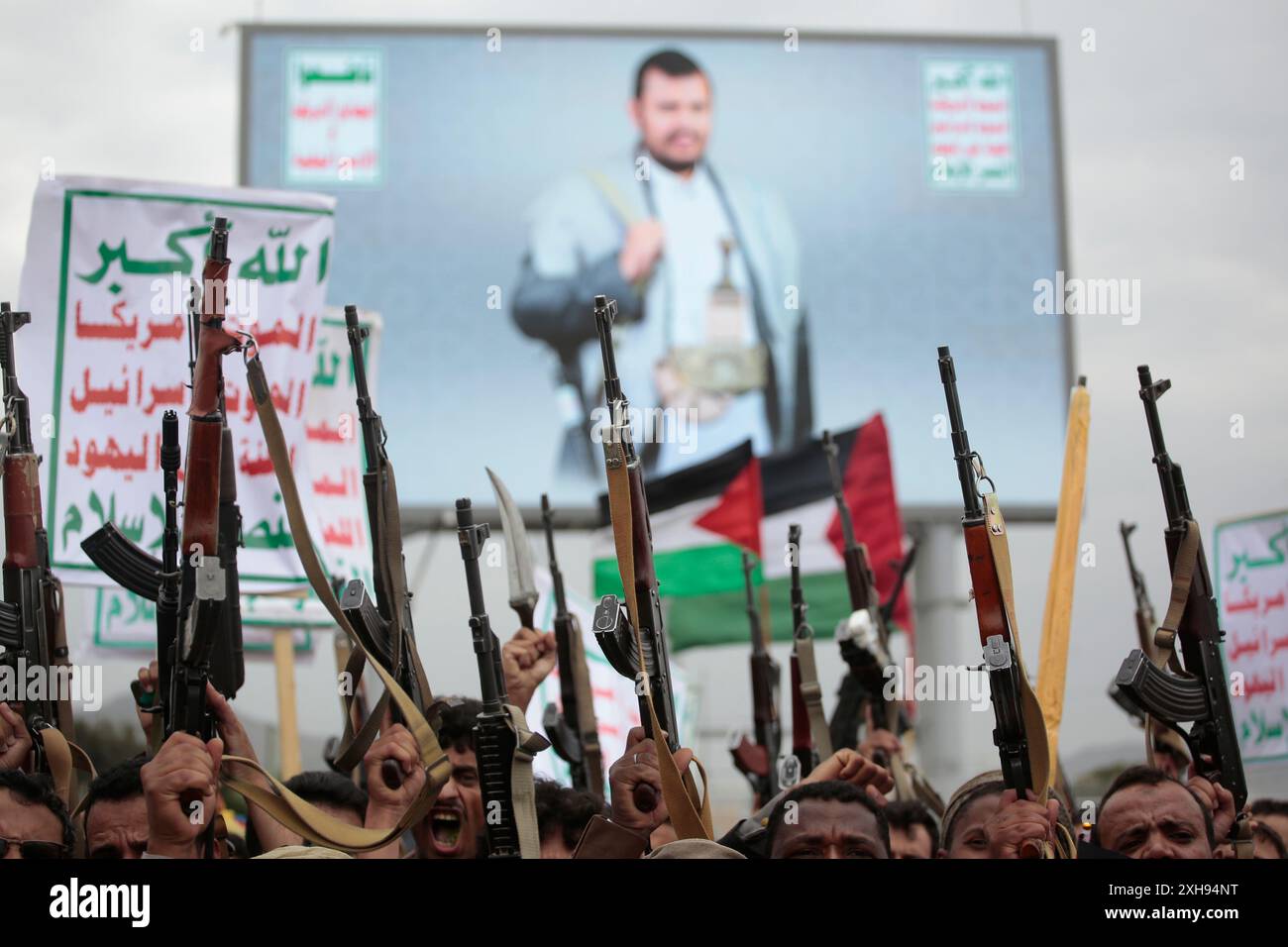 Des partisans houthis manifestent contre les États-Unis et Israël, à Sanaa, Yémen, le 12 juillet 2024. Hamza Ali crédit : Hamza Ali/Alamy Live News Banque D'Images