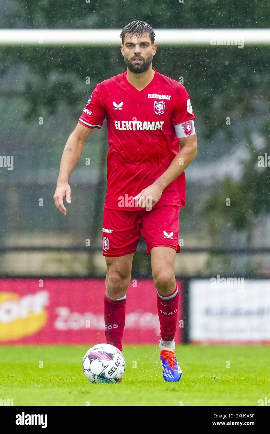 Delden, pays-Bas. 12 juillet 2024. DELDEN, 12-07-2024, Sportcomplex de Scheetheuvel, match amical, saison 2024/2025, football . Match entre le FC Twente et le FC Nordsjaelland . FC Twente joueur Robin Propper crédit : Pro Shots/Alamy Live News Banque D'Images