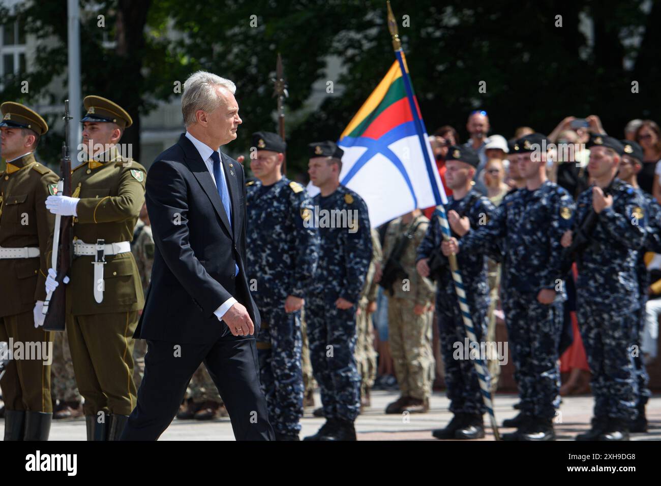 Vilnius, Lituanie. 12 juillet 2024. Le président Gitanas Nauseda, commandant en chef des forces armées lituaniennes, inspecte les troupes sur la place de la cathédrale à Vilnius dans le cadre des célébrations de son investiture. La cérémonie d'investiture de Gitanas Nauseda, élue pour un second mandat présidentiel, a eu lieu quelques heures plus tôt au parlement lituanien. Crédit : SOPA images Limited/Alamy Live News Banque D'Images