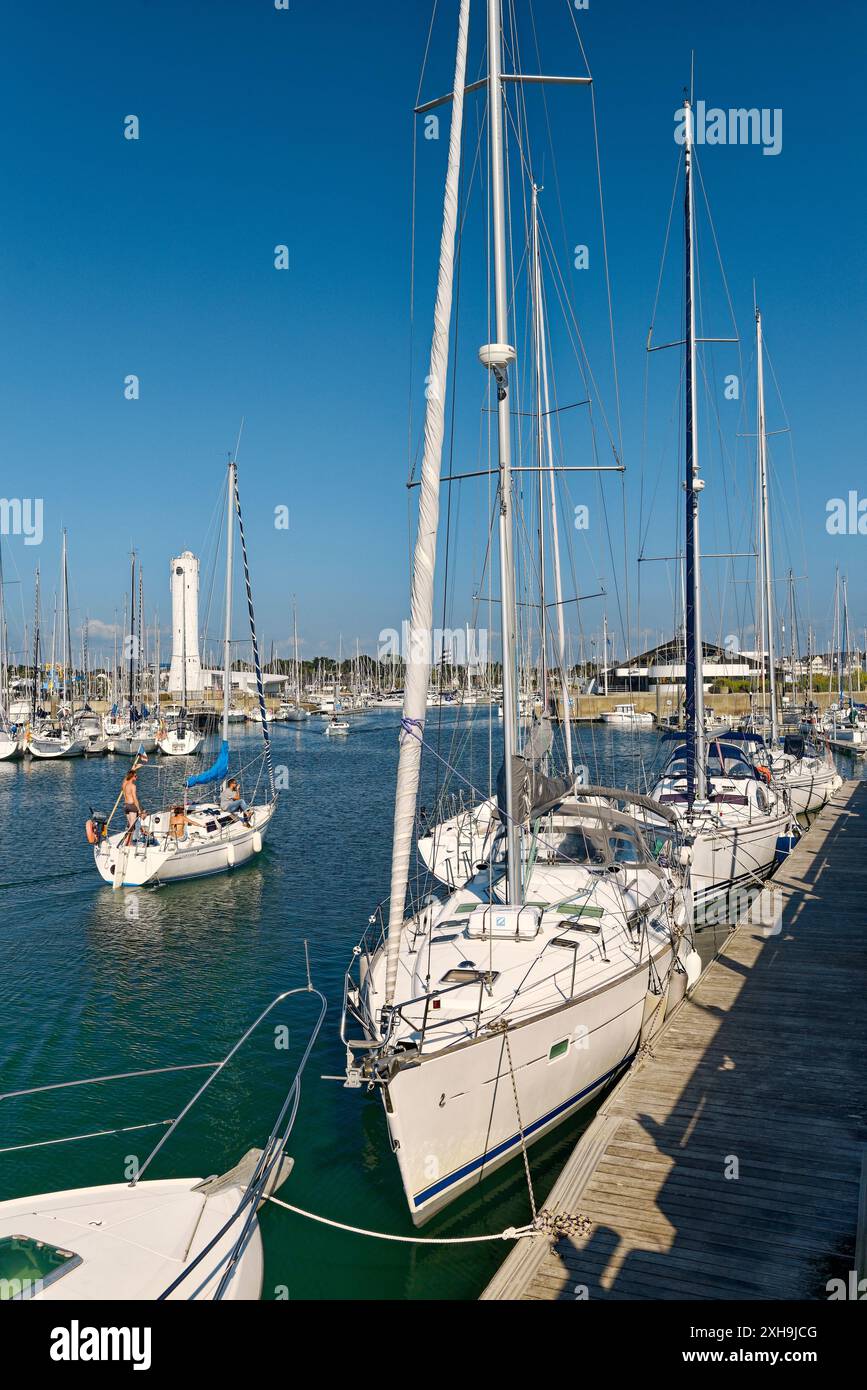 Yachts de plaisance à Port du Crouesty marina dans la baie de Quiberon, Bretagne, France. En regardant vers le phare et Yacht Club Banque D'Images