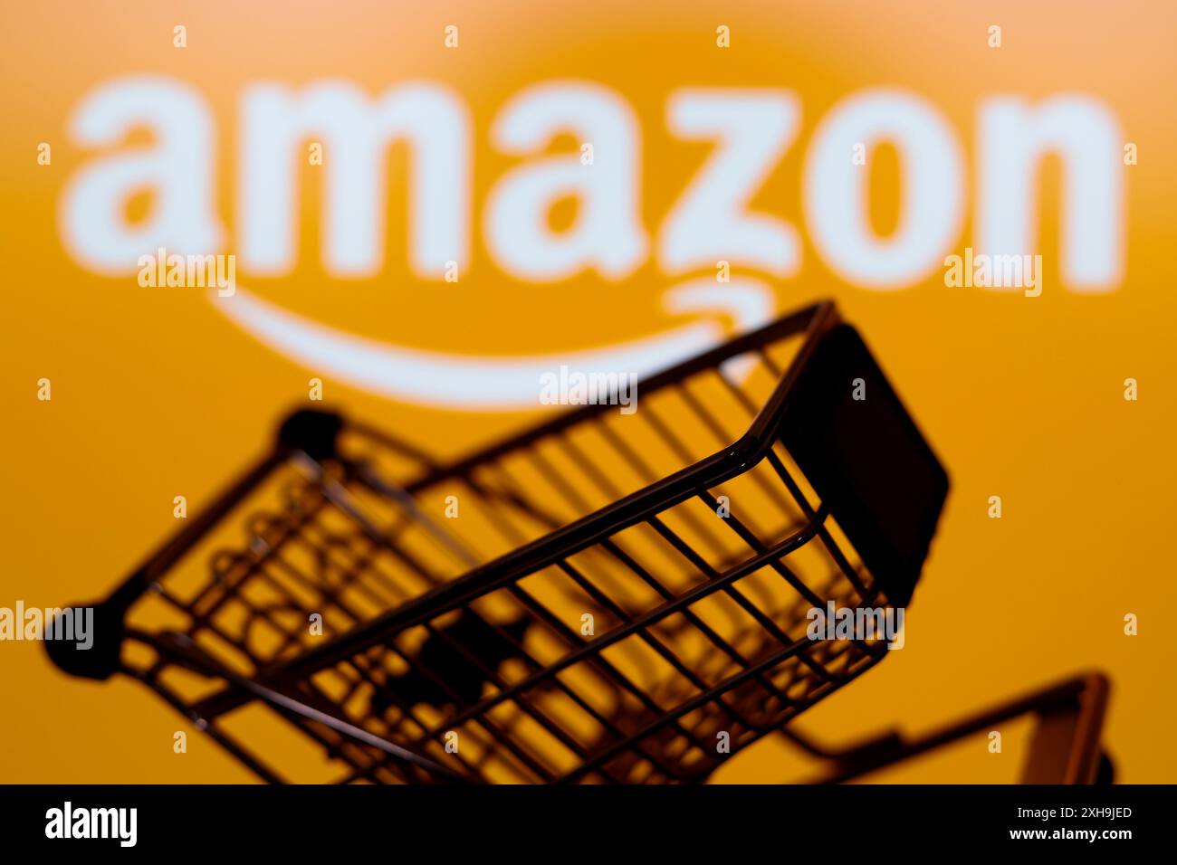 Dans cette illustration photo, un panier est vu devant le logo Amazon. L’entreprise se concentre sur le commerce électronique, le cloud computing, le streaming et l’intelligence artificielle. Banque D'Images