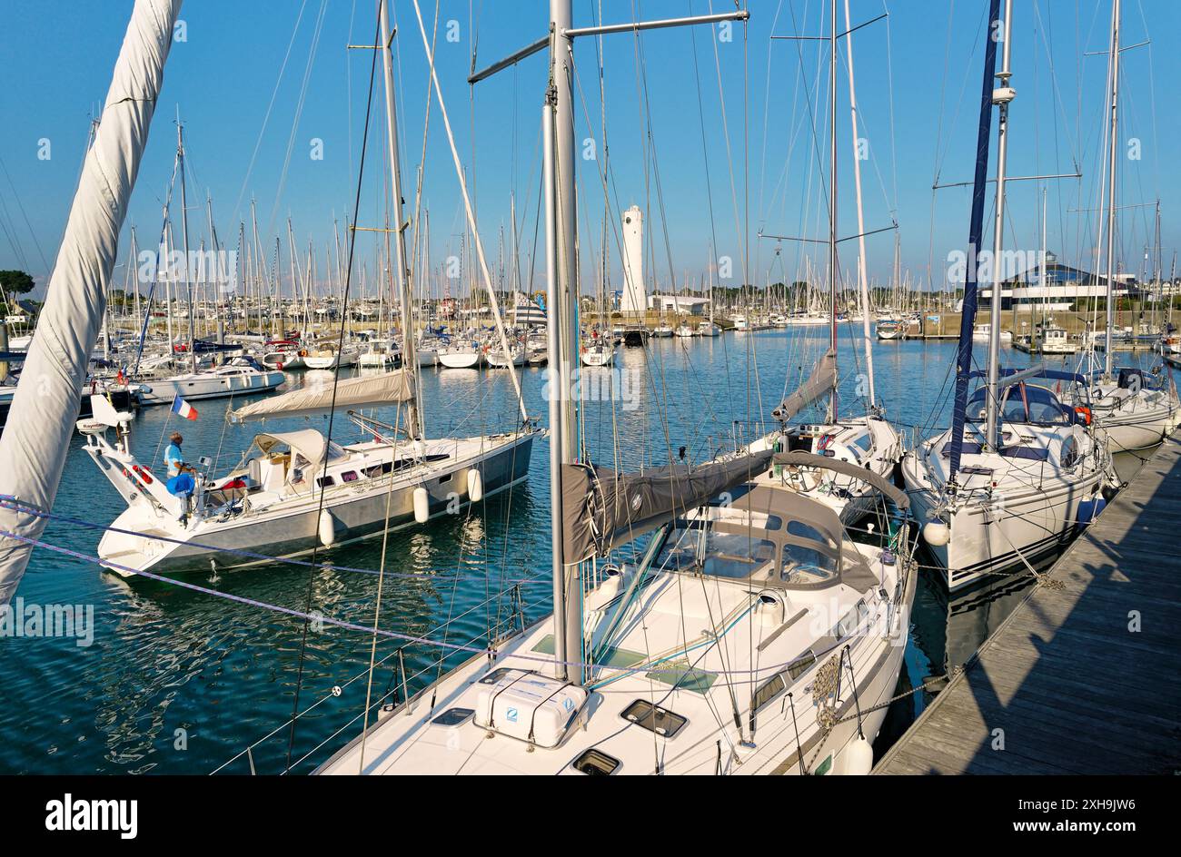 Yachts de plaisance à Port du Crouesty marina dans la baie de Quiberon, Bretagne, France. En regardant vers le phare et Yacht Club Banque D'Images