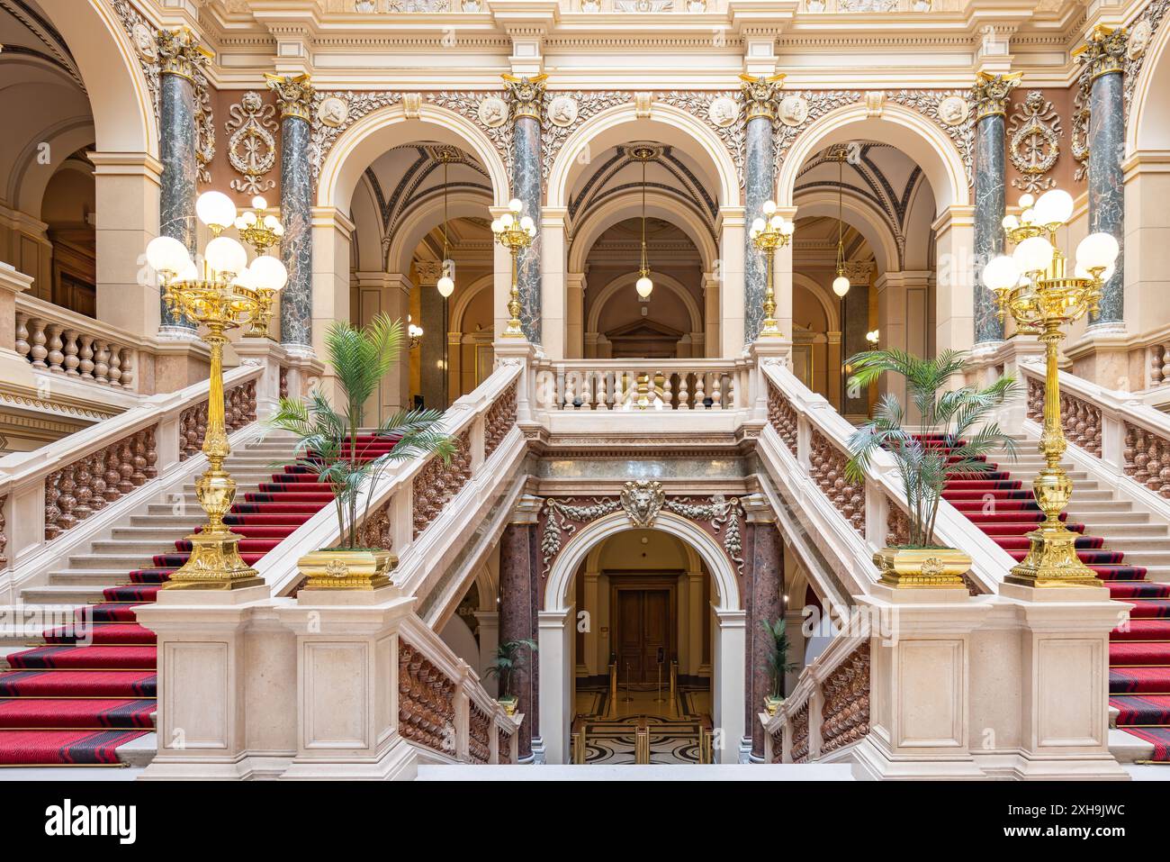 Prague, République tchèque - 26 mai 2024 : escaliers dans le hall à l'intérieur du Musée National de Prague, un musée public dédié à la science naturelle et à la salut Banque D'Images