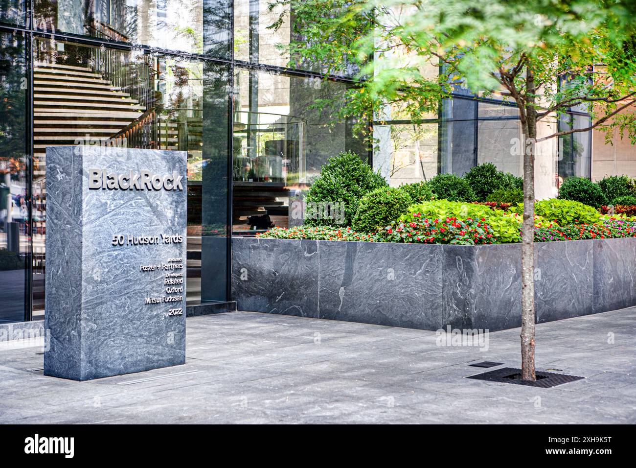 BlackRock, Inc., société américaine d'investissement international, signe d'entreprise et jardin de fleurs devant le siège du bâtiment, 50 Hudson Yards, New York ci Banque D'Images