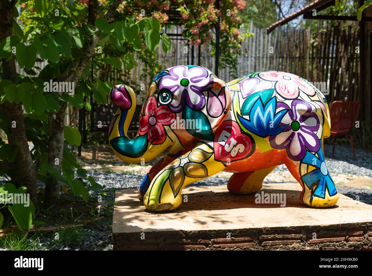 Une photo d'une statue d'éléphant colorée à l'Elephant Jungle Sanctuary Phuket. Banque D'Images