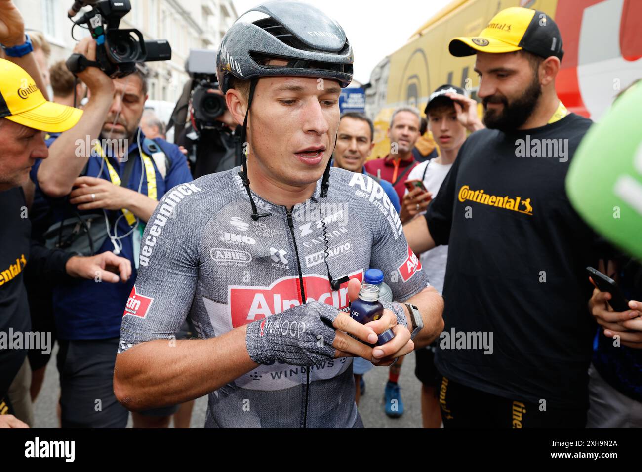 Tour de France 2024 Etape 13 - vendredi 12 juillet 2024 Agen > Pau Jasper Philipsen (Alpecin-Deceuninck) célèbre après avoir remporté l'étape en sprint. Photo Tim Van Wichelen/Pool/GodingImages crédit : Peter Goding/Alamy Live News Banque D'Images