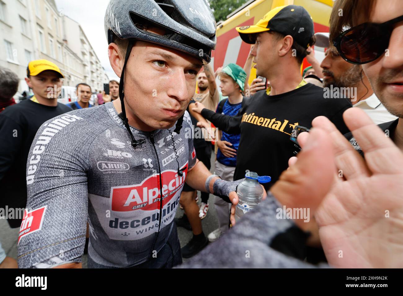 Tour de France 2024 Etape 13 - vendredi 12 juillet 2024 Agen > Pau Jasper Philipsen (Alpecin-Deceuninck) célèbre après avoir remporté l'étape en sprint. Photo Tim Van Wichelen/Pool/GodingImages crédit : Peter Goding/Alamy Live News Banque D'Images