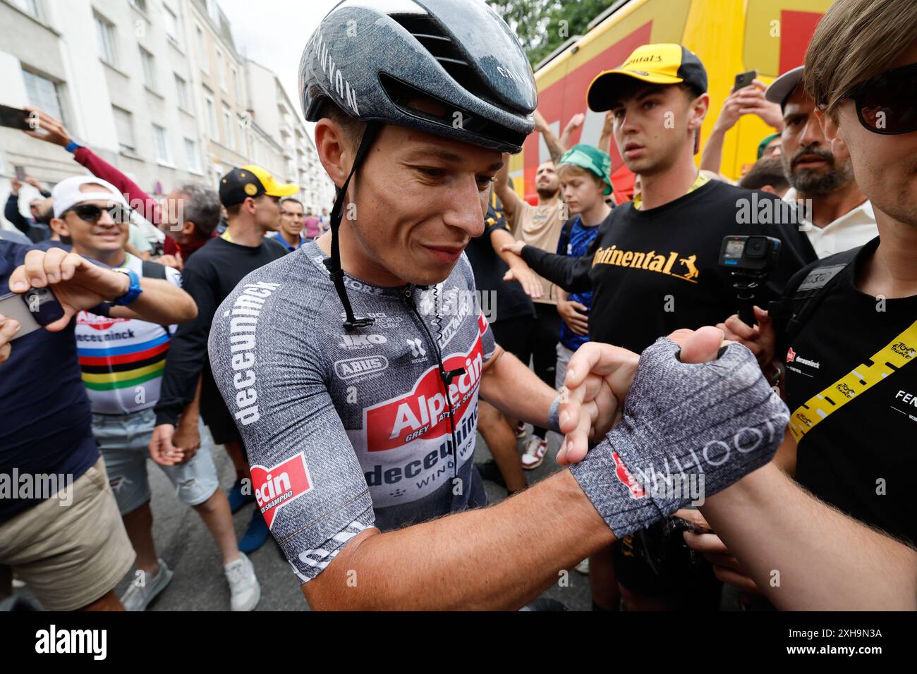 Tour de France 2024 Etape 13 - vendredi 12 juillet 2024 Agen > Pau Jasper Philipsen (Alpecin-Deceuninck) célèbre après avoir remporté l'étape en sprint. Photo Tim Van Wichelen/Pool/GodingImages crédit : Peter Goding/Alamy Live News Banque D'Images