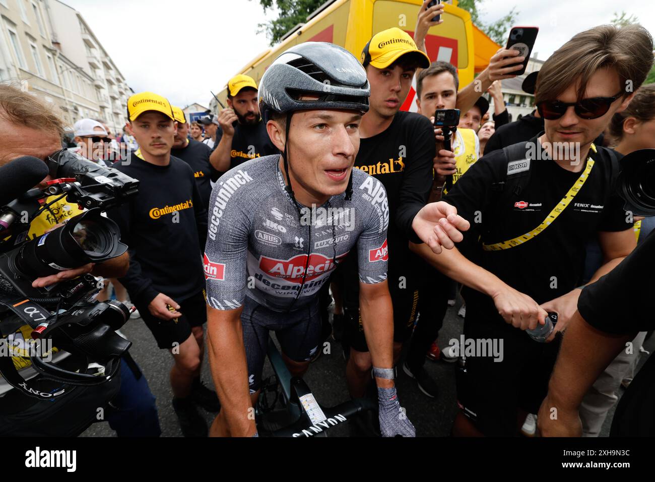 Tour de France 2024 Etape 13 - vendredi 12 juillet 2024 Agen > Pau Jasper Philipsen (Alpecin-Deceuninck) célèbre après avoir remporté l'étape en sprint. Photo Tim Van Wichelen/Pool/GodingImages crédit : Peter Goding/Alamy Live News Banque D'Images