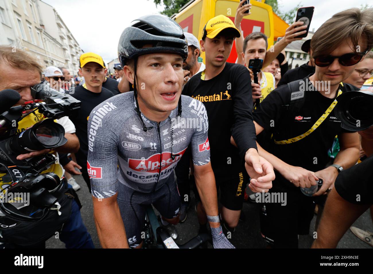 Tour de France 2024 Etape 13 - vendredi 12 juillet 2024 Agen > Pau Jasper Philipsen (Alpecin-Deceuninck) célèbre après avoir remporté l'étape en sprint. Photo Tim Van Wichelen/Pool/GodingImages crédit : Peter Goding/Alamy Live News Banque D'Images