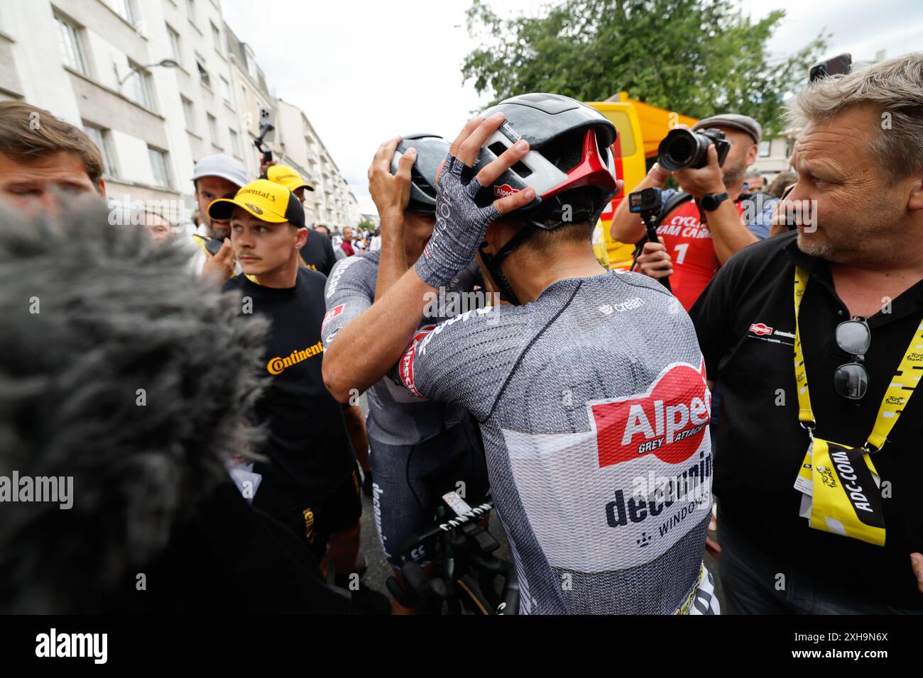 Tour de France 2024 Etape 13 - vendredi 12 juillet 2024 Agen > Pau Jasper Philipsen (Alpecin-Deceuninck) célèbre après avoir remporté l'étape en sprint. Photo Tim Van Wichelen/Pool/GodingImages crédit : Peter Goding/Alamy Live News Banque D'Images